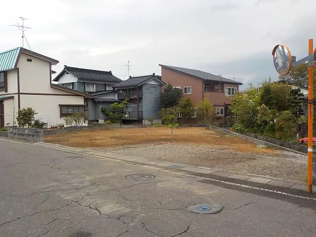 裏に車庫がある木造2階建て(38坪)の解体後